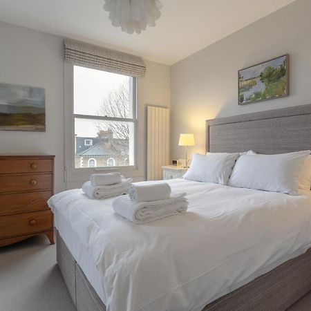 2 Bedroom Apartment Hammersmith Grove Sleeps 4 London Kültér fotó