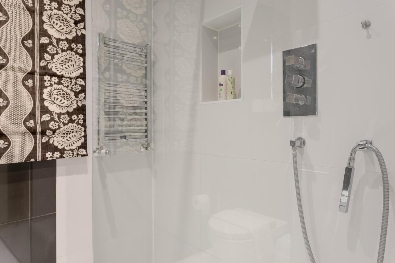 2 Bedroom Apartment Hammersmith Grove Sleeps 4 London Kültér fotó